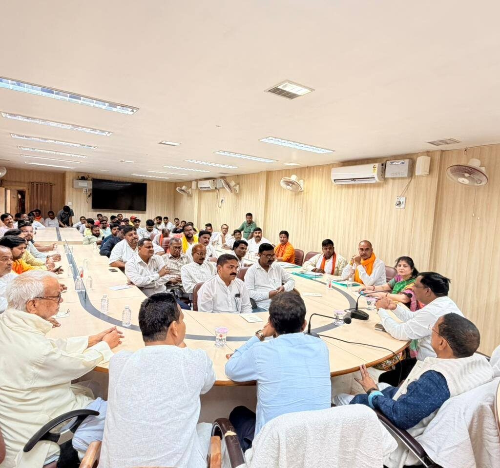मऊ नगर पालिका में 5 नए नामित सभासदों का शपथ ग्रहण: विकास की नई टीम तैयार 3 662011985 1476156450518665 2667173452241270869 n