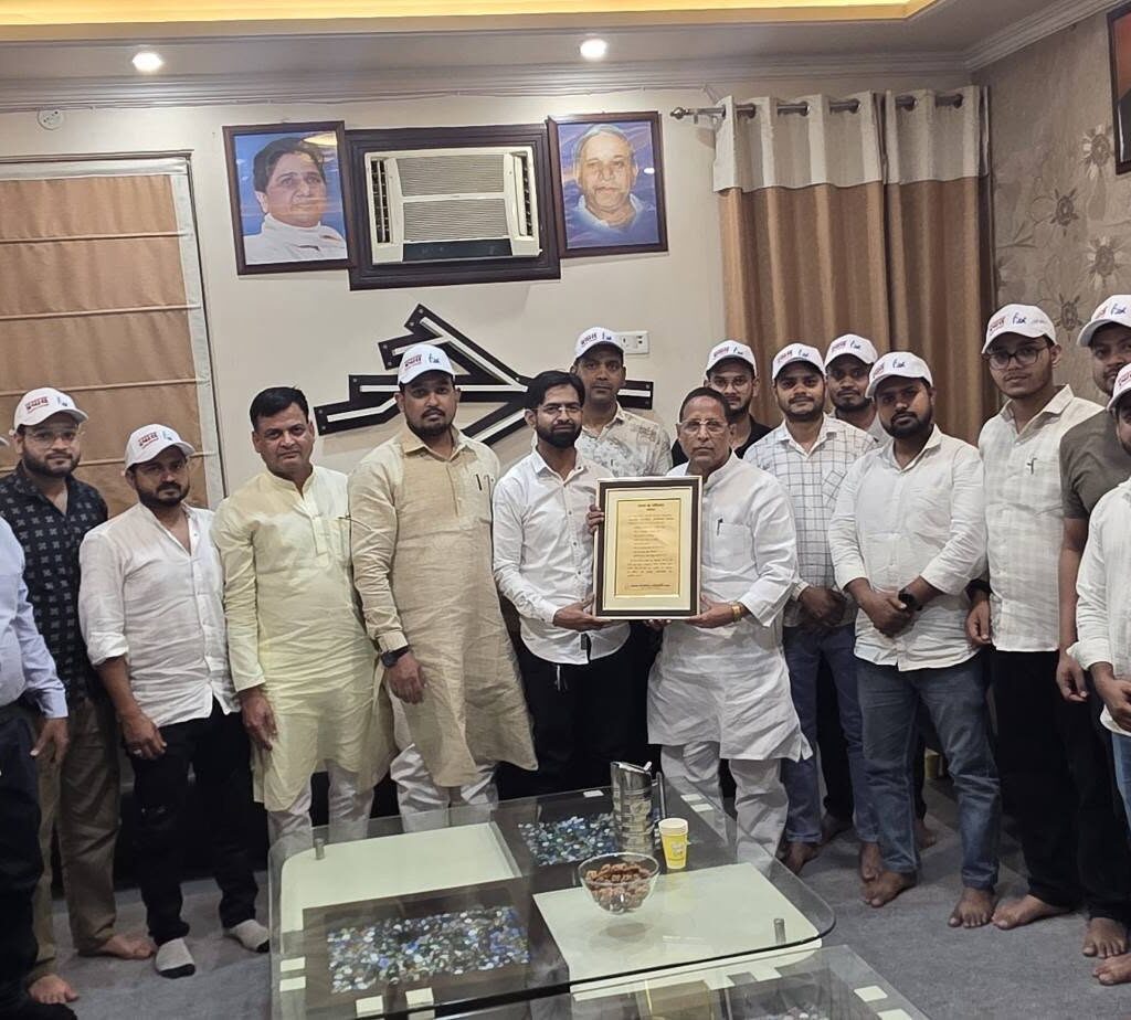 प्रयास वेलफेयर सोसाइटी के नौजवानों ने हमारे भारतीय संविधान की उद्देशिका मुझे भेंट की- अरशद जमाल 2 677748778 1490143159119994 171594072165680323 n