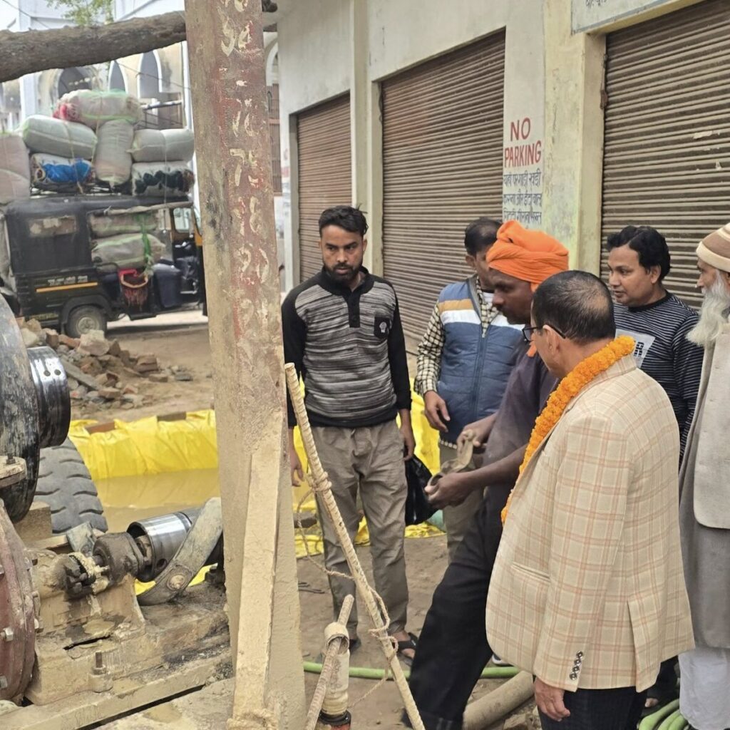 पेयजल समस्या का स्थायी समाधान: छितनपुरा में मदरसा बहरुल उलूम के पास नलकूप बोरिंग का कार्य प्रारंभ 3 मऊ चेयरमैन अरशद जमाल छितनपुरा वार्ड में नलकूप बोरिंग कार्य का निरीक्षण करते हुए।