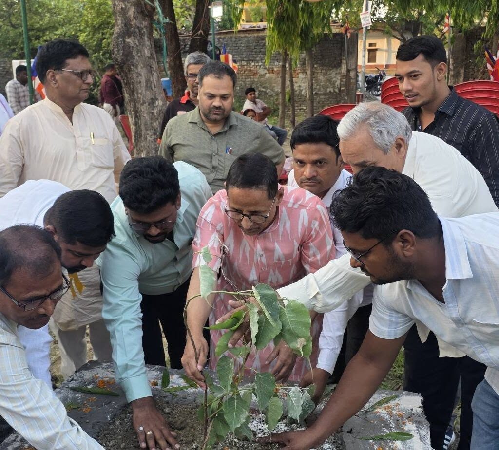 बरपुर में हर्षोल्लास के साथ मनाया गया बुद्ध पूर्णिमा महोत्सव: अरशद जमाल 3 687038242 1497448185056158 4617398921268049668 n