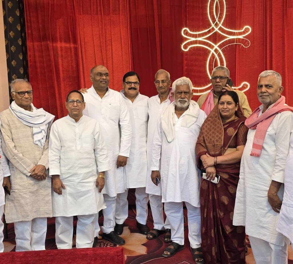 पूर्व सपा महासचिव रामधनी यादव के आवास पर आयोजित बहुभोज में शामिल हुए अरशाद जमाल 3 687040351 1498034284997548 2288672524518007799 n