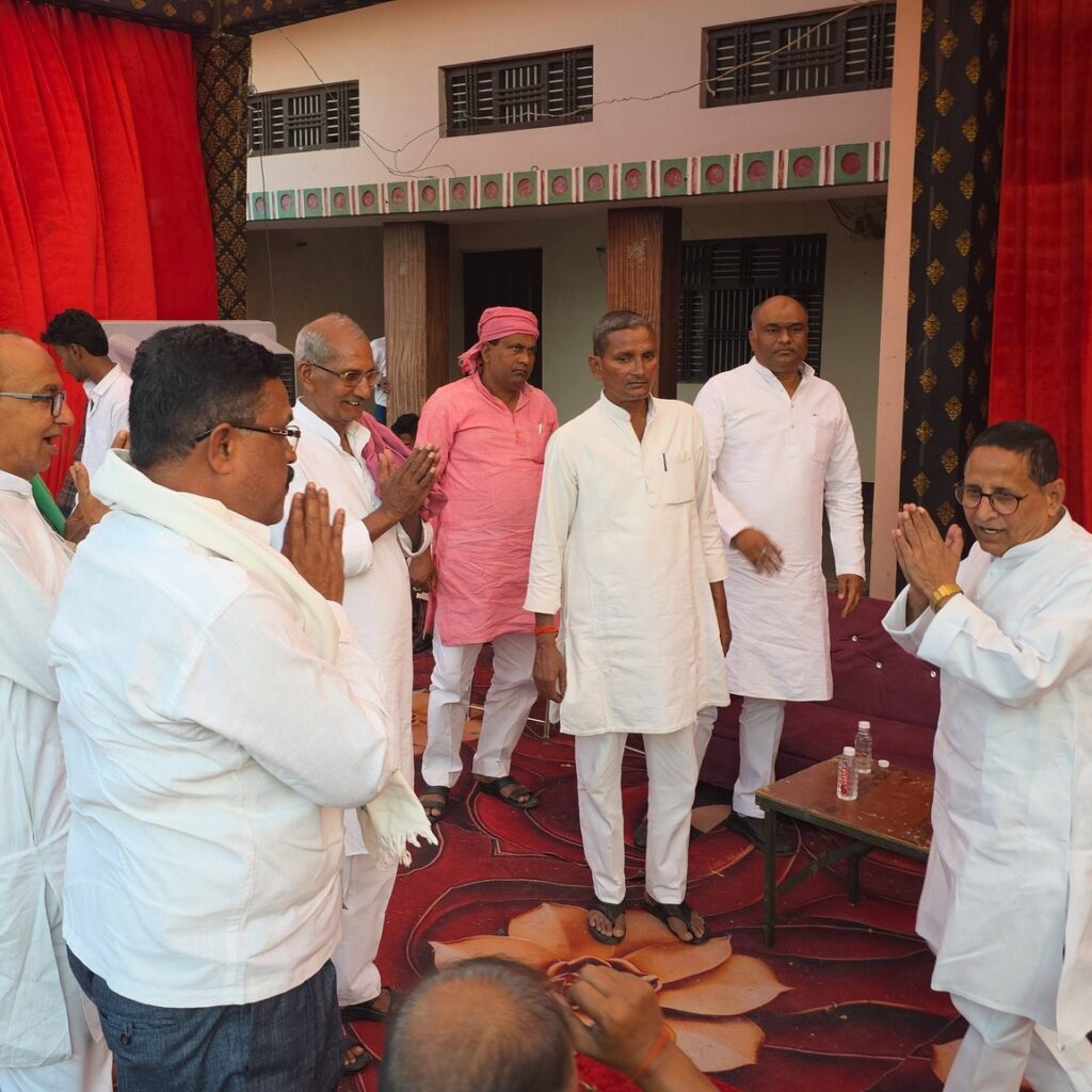 पूर्व सपा महासचिव रामधनी यादव के आवास पर आयोजित बहुभोज में शामिल हुए अरशाद जमाल 2 689043369 1498034341664209 4349300350461899092 n
