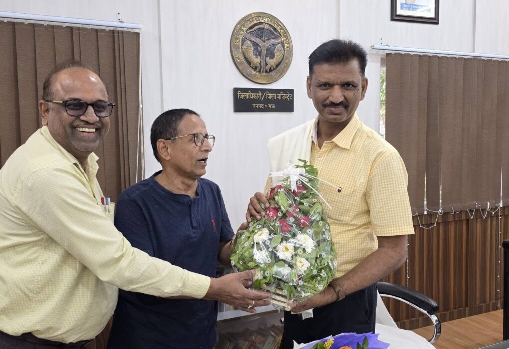 Arshad Jamal Mau, DM Praveen Mishra
