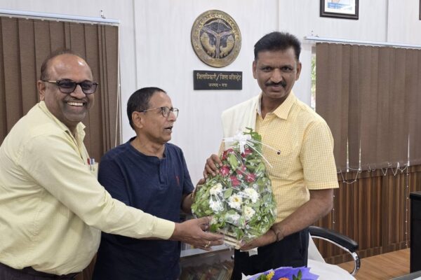 Arshad Jamal Mau, DM Praveen Mishra