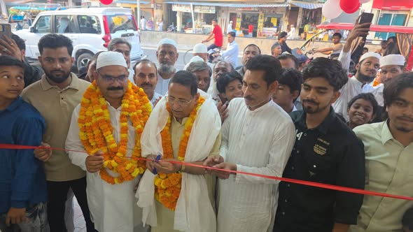 डोमनपुरा चुंगी पर 'न्यू सब्बू क्लाथ हाउस' का भव्य उद्घाटन, चेयरमैन अरशद जमाल ने काटा फीता
