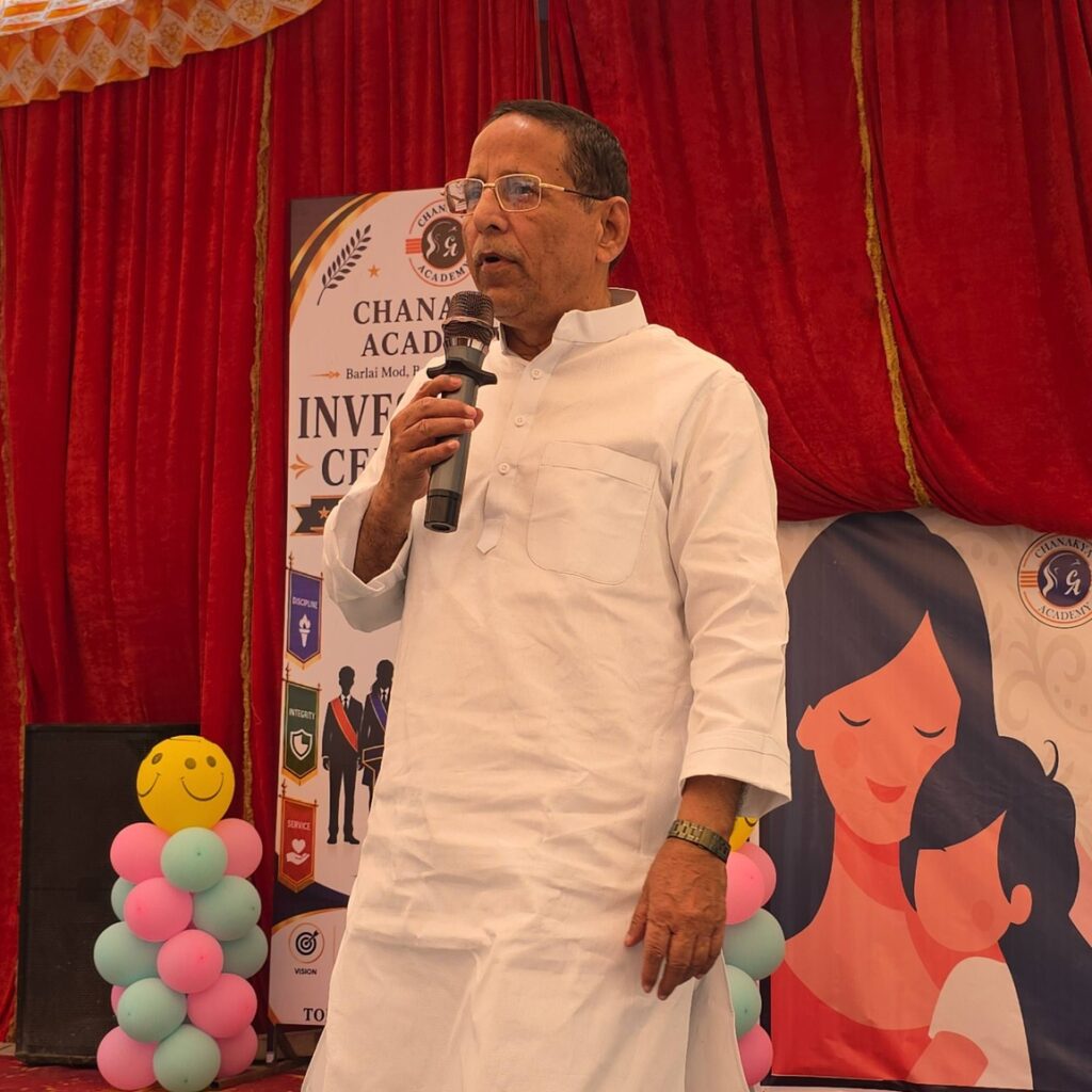 Arshad Jamal ने चाणक्य एकेडमी में मदर्स-डे पर आयोजित कार्यक्रम में मुख्य अतिथि के रूप में की शिरकत 2 Arshad Jamal honoring mothers and students at Chanakya Academy Mau on Mother's Day.