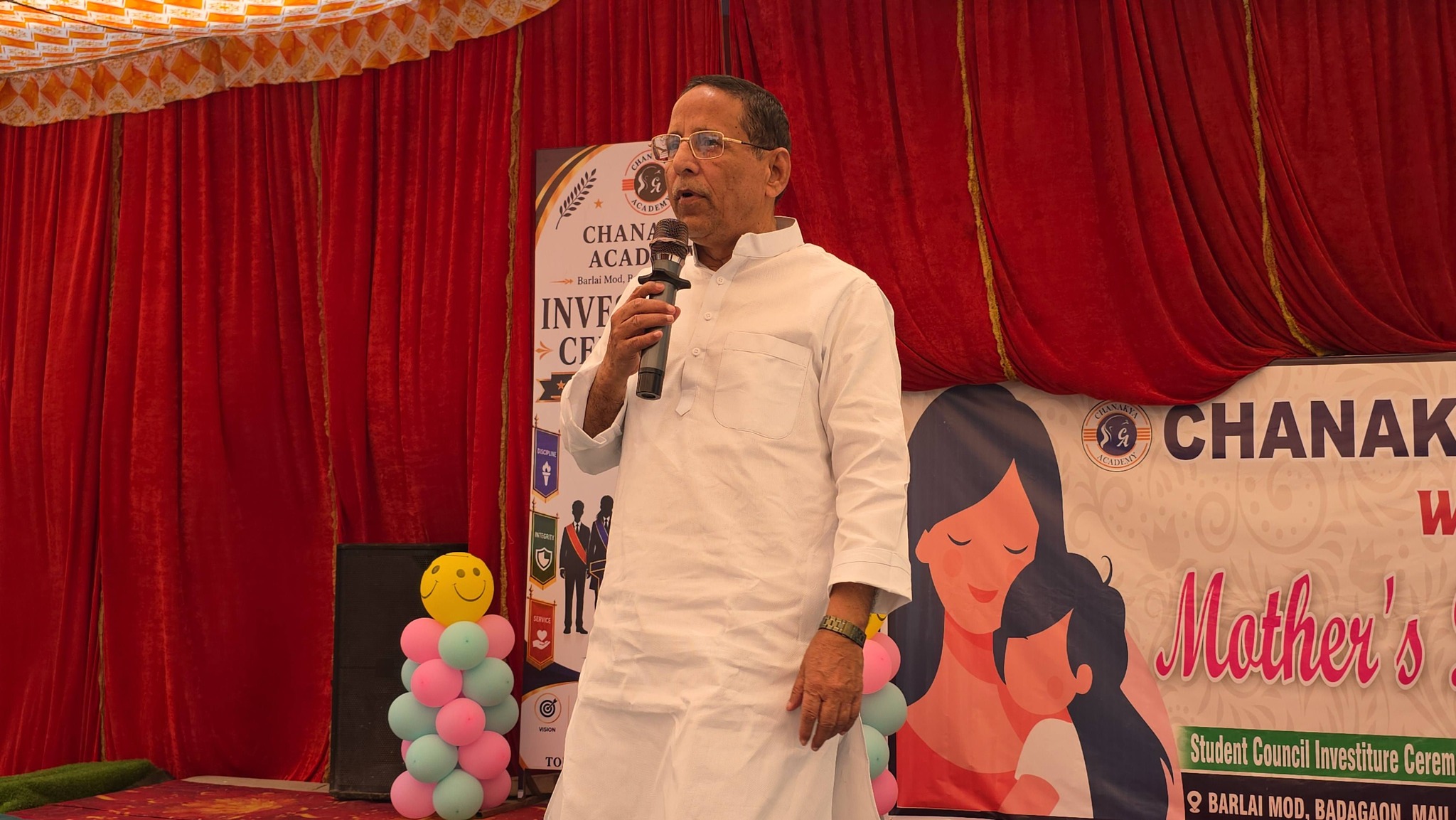 Arshad Jamal ने चाणक्य एकेडमी में मदर्स-डे पर आयोजित कार्यक्रम में मुख्य अतिथि के रूप में की शिरकत 9 Arshad Jamal honoring mothers and students at Chanakya Academy Mau on Mother's Day.