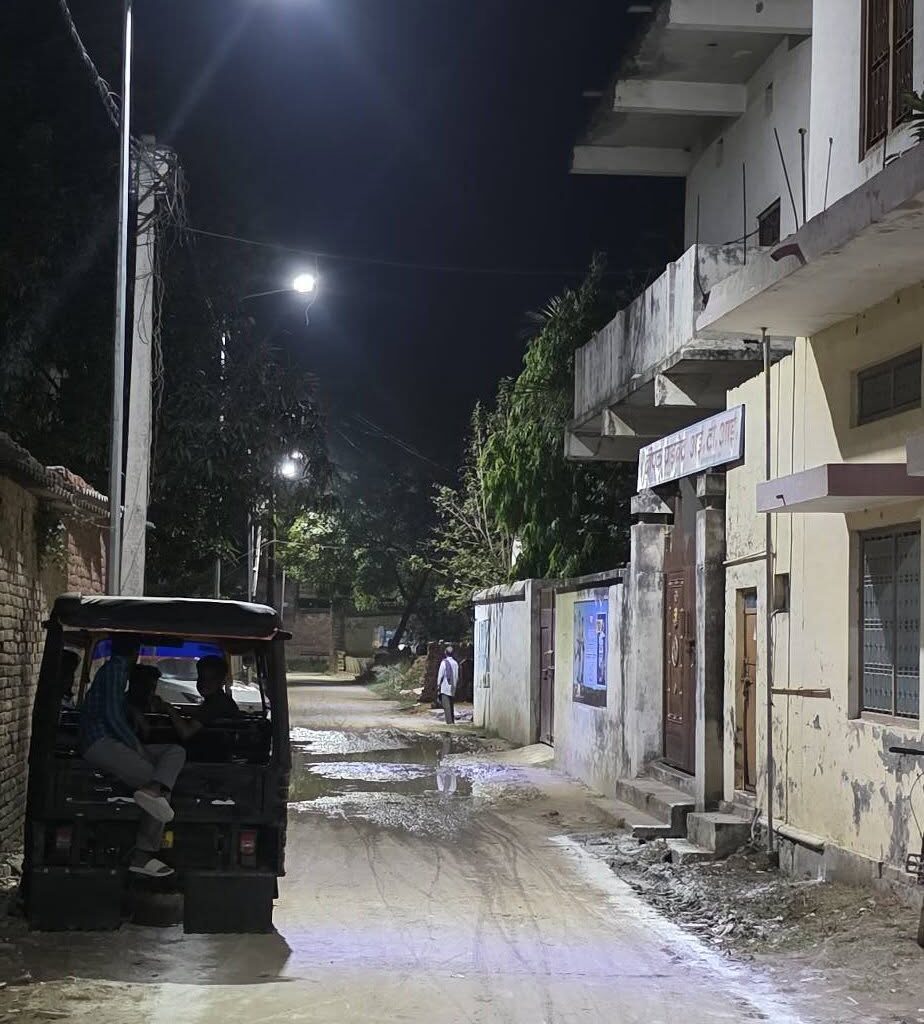 मऊ का विकास: चेयरमैन अरशद जमाल ने हकीकतपुर में किया ₹15.91 लाख की स्ट्रीट लाइट परियोजना का लोकार्पण 2 Arshad Jamal inaugurating street light project in Hakikatpur Mau with Prayag Yadav.