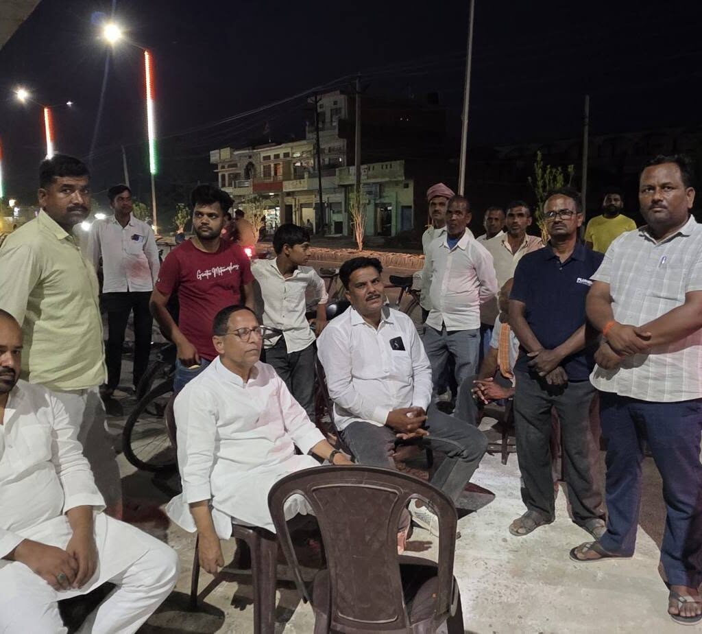 मऊ का विकास: चेयरमैन अरशद जमाल ने हकीकतपुर में किया ₹15.91 लाख की स्ट्रीट लाइट परियोजना का लोकार्पण 3 Arshad Jamal inaugurating street light project in Hakikatpur Mau with Prayag Yadav.