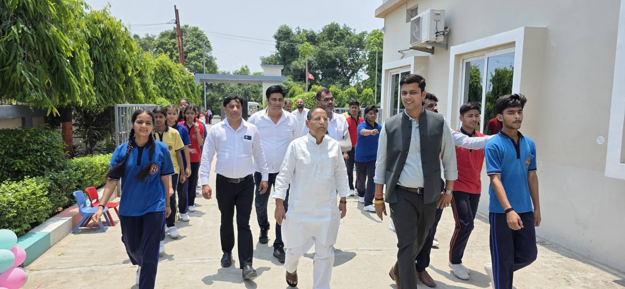 Arshad Jamal ने चाणक्य एकेडमी में मदर्स-डे पर आयोजित कार्यक्रम में मुख्य अतिथि के रूप में की शिरकत 21 Arshad Jamal honoring mothers and students at Chanakya Academy Mau on Mother's Day.