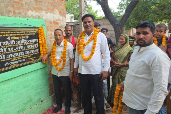 मऊ के हकीकतपुर बरलाई में खड़ंजा मार्ग का लोकार्पण करते अरशद जमाल और सभासद प्रयाग यादव" "वार्ड 17 चौहान बस्ती में 12.66 लाख से नवनिर्मित खड़ंजा सड़क की तस्वीर"