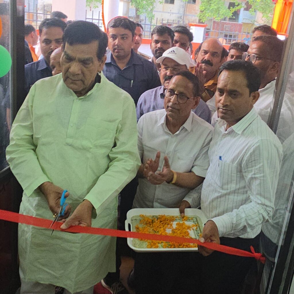 "मऊ के हकीकतपुरा में नवनिर्मित सद्भाव मंडप के लोकार्पण कार्यक्रम को संबोधित करते मंत्री ए.के. शर्मा"

"सद्भाव मंडप मऊ के उद्घाटन समारोह की तस्वीरें"