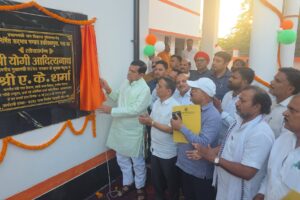 "मऊ के हकीकतपुरा में नवनिर्मित सद्भाव मंडप के लोकार्पण कार्यक्रम को संबोधित करते मंत्री ए.के. शर्मा" "सद्भाव मंडप मऊ के उद्घाटन समारोह की तस्वीरें"