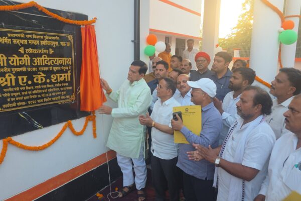 "मऊ के हकीकतपुरा में नवनिर्मित सद्भाव मंडप के लोकार्पण कार्यक्रम को संबोधित करते मंत्री ए.के. शर्मा" "सद्भाव मंडप मऊ के उद्घाटन समारोह की तस्वीरें"