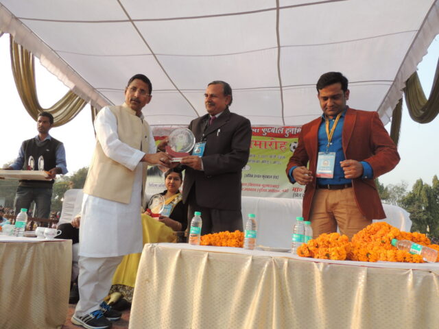 Dr Waseemuddin Jamali Dr Sanjai Dr Namrata aur Dr Arvind ko Momento dete huye Arshad Jamal 1536x1152