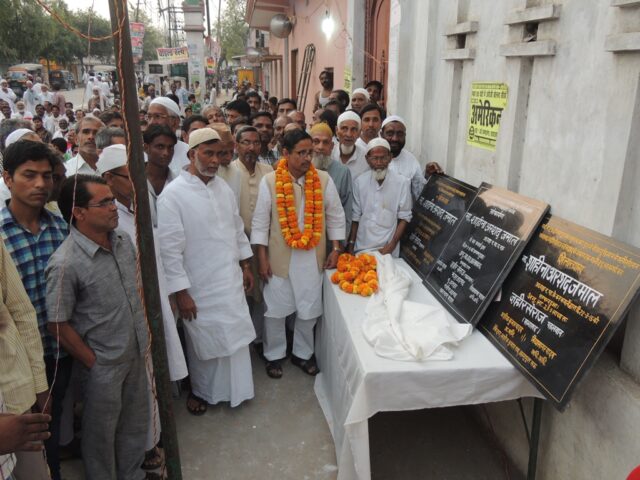 Faizi Gate per Tubewell ka udghatan kerte huye Arshad Jamal aur upasthit sambhrant log