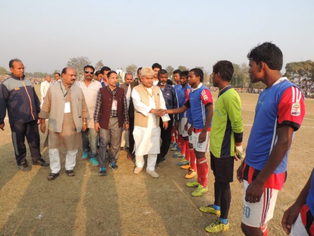 Ground mein Khiladiyon se Prichai prapt kerte huye Salim Ansari MP Arshad Jaml Bharatlal Rahi aadi 1536x1152