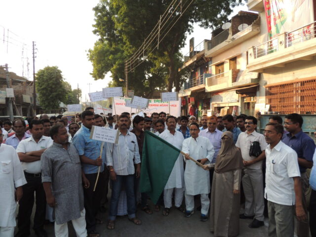 Hari Jhandi Dikha Kar Rally ko Rawana Kartien Shahina Arshad Ajamal 1536x1152