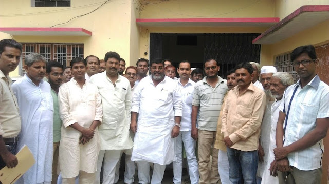 बीमारियों के प्रकोप से बचाव हेतु समाजवादी पार्टी का प्रतिनिधिमण्डल सी0एम0ओ0 से मिला, सौंपा ज्ञापन- Arshad Jamal 3 PratinidhimandalCMOseMilteHuye4