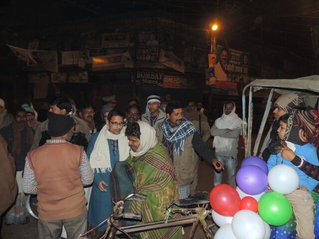 Riksha Chalkon ko kambal vitrit kerte huye Ex Chairman Arshad Jamal aur rahgeer yatri