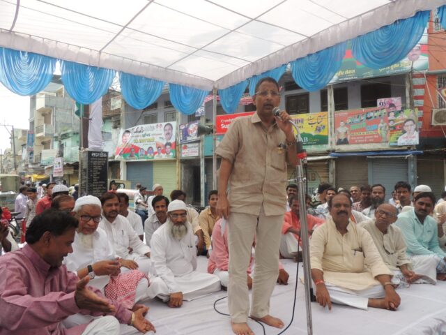 Sadar Chauk per sabha ko sambodhit karte huye Arshad Jamal 1536x1152