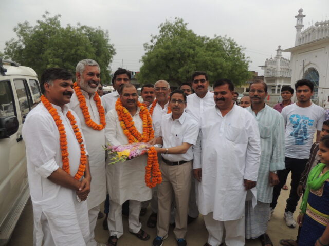 Shri Umesh Diwedi MLC ka Pushpguchha deker apne dwar per swagat kerte Arshad Jamal 1536x1152