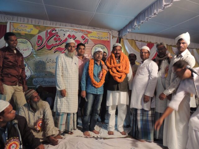 Tubewel ke Udghatan ke ausar per Arshad Jamal aur Abdul Qadir ko Mala Pehnaker Swagat kerte huye log 1536x1152