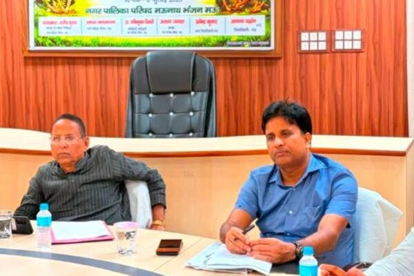 मऊ नगर पालिका परिषद के चेयरमैन अरशद जमाल के नेतृत्व में 12 जुलाई को 11,130 पौधे लगाने का लक्ष्य। सीएम योगी के 'एक पेड़ मां के नाम' अभियान की तैयारियां तेज।